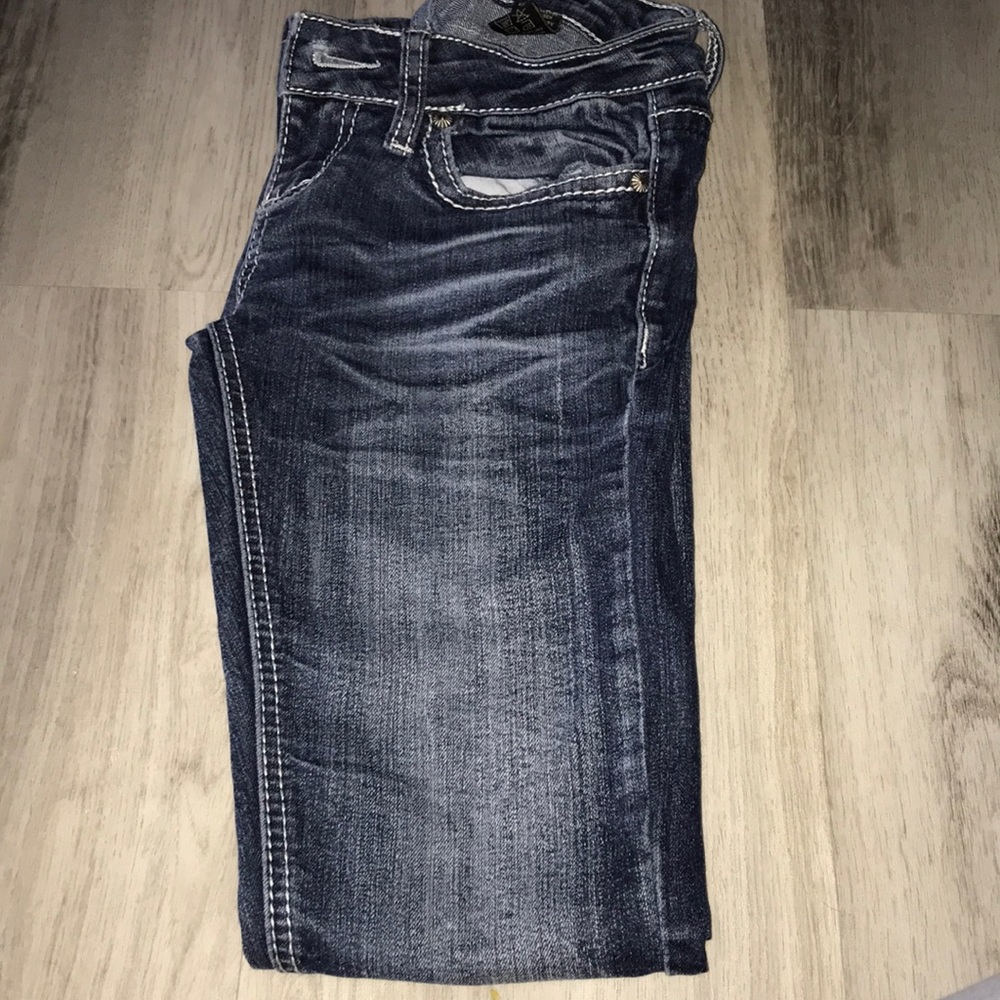 Blue jeans with design. Narrow leg.